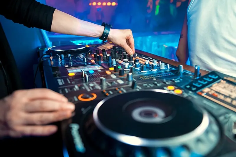 Best DJ Record Pools In 2026 [Top 11 Music Sites Reviewed]