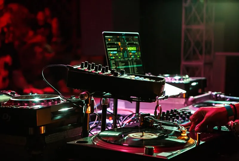 Picture of DJ software and vinyl DJ setup.